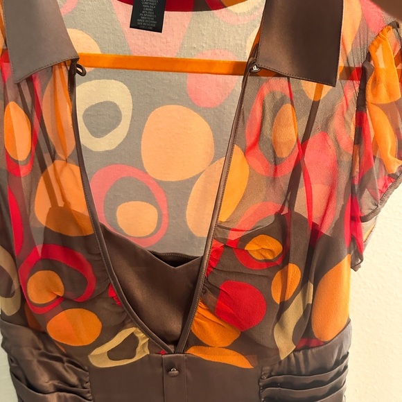 Arden B Silk Blouse in multi colored circle design. Ruffled sleeves size Small. - Picture 4 of 4